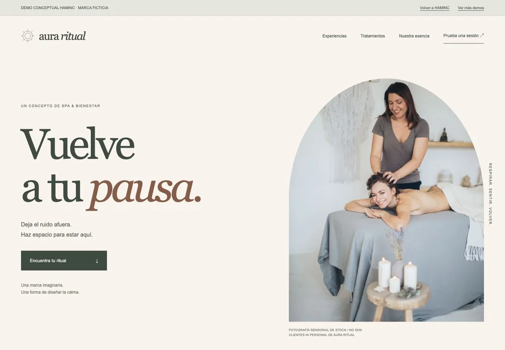 Captura real de la demo ficticia Aura Ritual: tonos marfil, tipografía serif y fotografía de masaje.