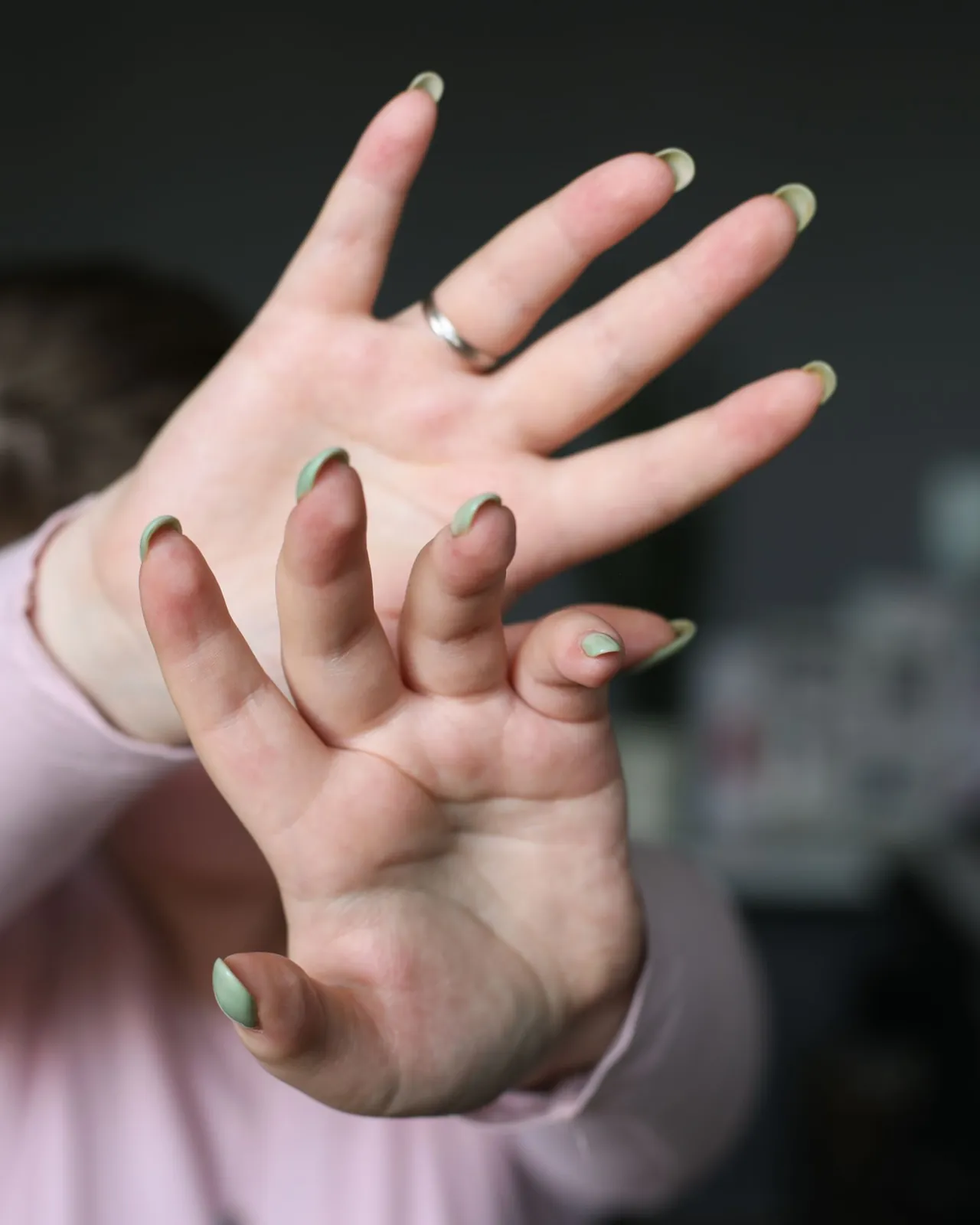 Manos con manicura clara y puntas verdes; fotografía de inspiración.